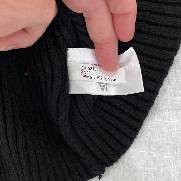 Express Rich Black Rib Knit V neck sweater with puffy pleated shoulder details - Picture 5 of 7